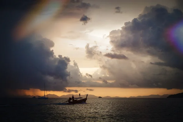 Bateau au coucher du soleil — Photo