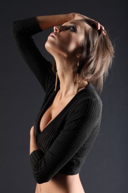 Siyah arka planda güzel bir kız