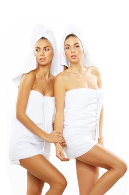 Duş sonra iki mutlu genç kız