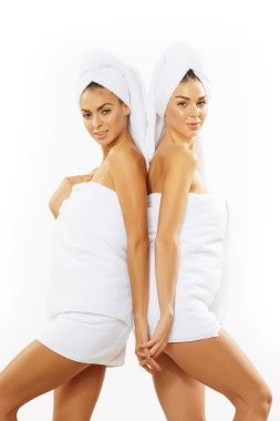 Duş sonra iki mutlu genç kız