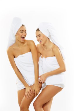 Duş sonra iki mutlu genç kız