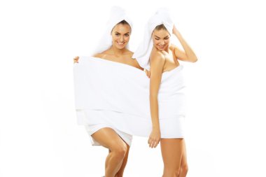 Duş sonra iki mutlu genç kız