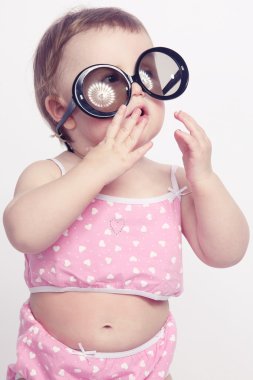 Eğlenceli gülümsemek bebek