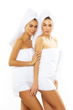 Duş sonra iki mutlu genç kız