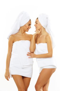 Duş sonra iki mutlu genç kız