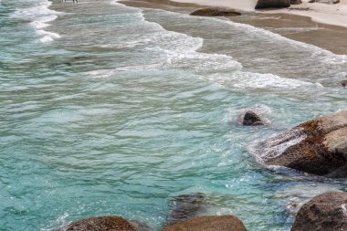 Kayaların üzerinde deniz dalgaları