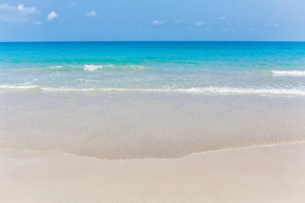 Paradiesischer Strand mit weißem Sand — Stockfoto