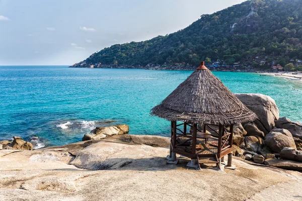 Sahildeki ahşap kulübe.