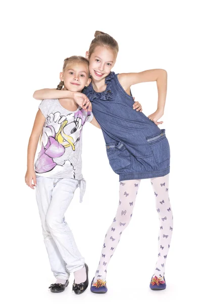 Két gyönyörű lányok átölelve — Stock Fotó