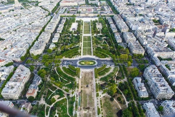 Champ de Mars. Vista da Torre Eiffel — Fotografia de Stock