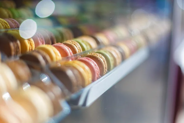 Franska macaroons i café — Stockfoto