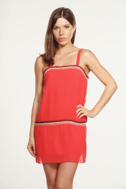 Şık giysiler içinde güzel kadın