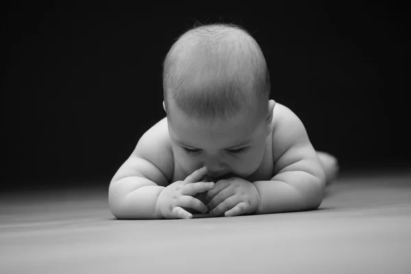 黒の背景に美しい赤ちゃん — ストック写真