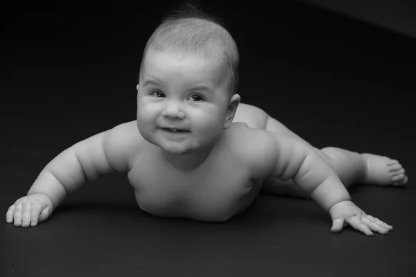 黒の背景に美しい赤ちゃん — ストック写真