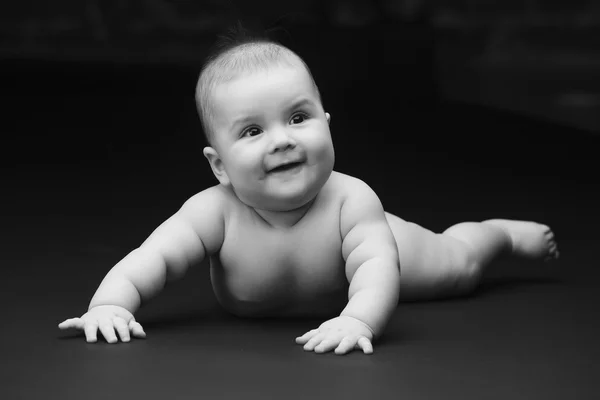 Beau bébé sur fond noir — Photo