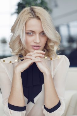 Güzel Sarışın Kadın