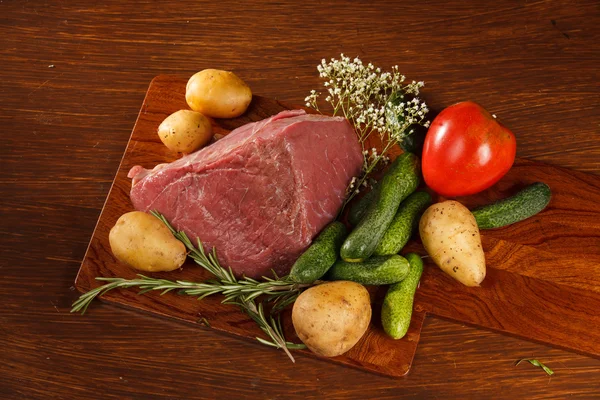 Carne cruda con verduras —  Fotos de Stock