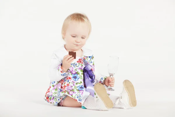 Bambina con biscotti — Foto Stock