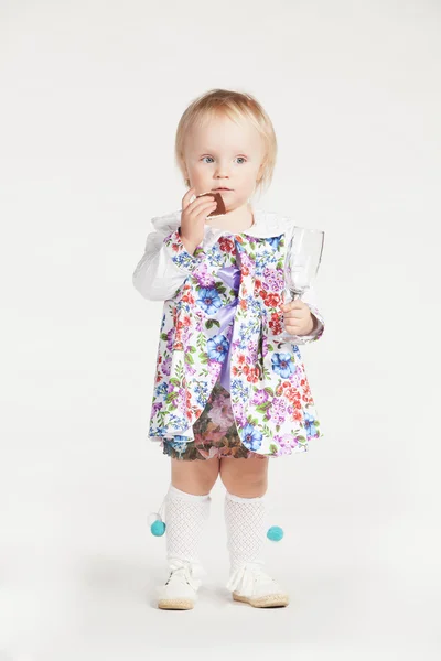 Bambina con biscotti — Foto Stock