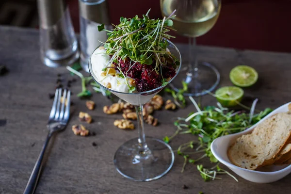 Restoranda pancar salatası