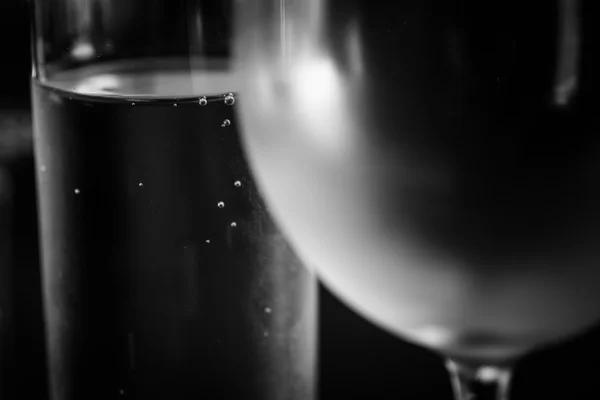 Su ve bir kadeh şarap — Stok fotoğraf