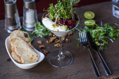 Restoranda pancar salatası