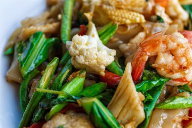 Kızarmış sebze ve deniz ürünleri sos