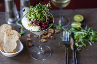 Restoranda pancar salatası