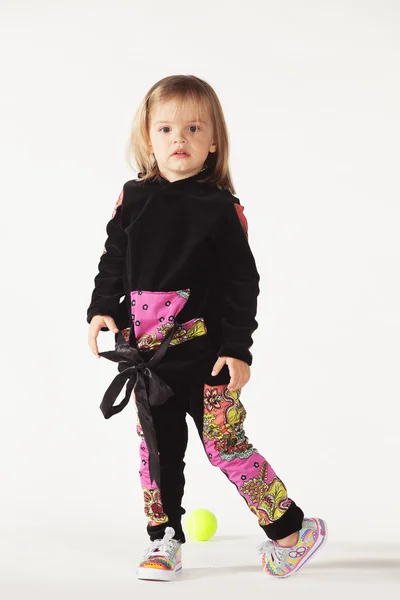 Malá holčička v módní oblečení — Stock fotografie