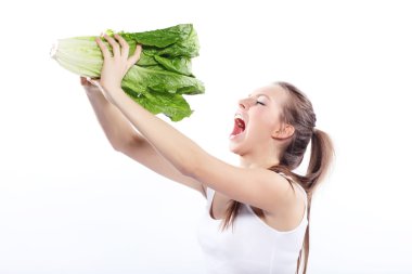 Yeşil salata tutan kız