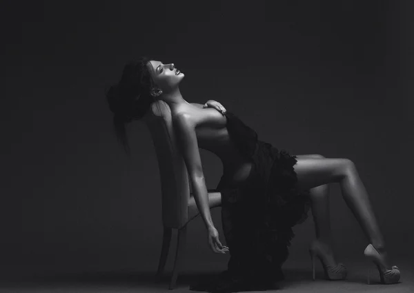 Güzel bir kadının siyah-beyaz fotoğraf