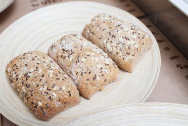 plaka üzerinde ekmek