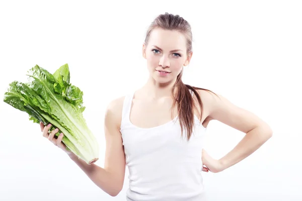 Девушка держит зеленый салат — стоковое фото