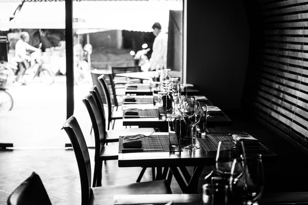 Tisch im Restaurant gedeckt — Stockfoto