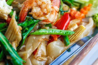 Kızarmış sebze ve deniz ürünleri sos