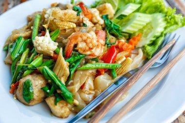 Kızarmış sebze ve deniz ürünleri sos