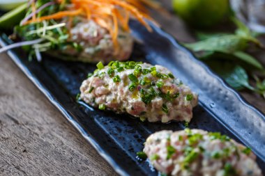 Balık tartare otlar ve havuç ile