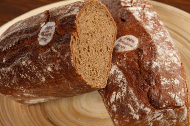 plaka üzerinde ekmek