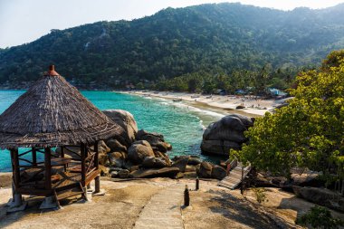 Sahildeki ahşap kulübe.