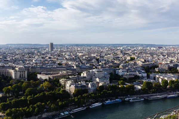 На дахи паризьких будинків — стокове фото