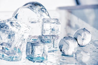 Buz küpleri ve topları