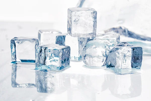 Eiswürfel und Kugeln — Stockfoto