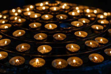 Katedralde mum yakmak.