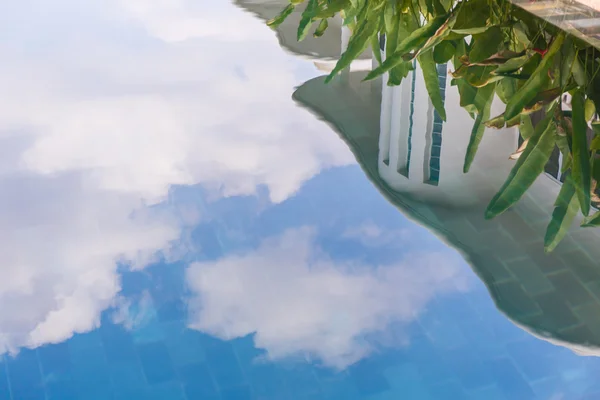 Reflexion des Daches im Wasser — Stockfoto