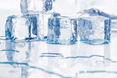 Masadaki buz küpleri.