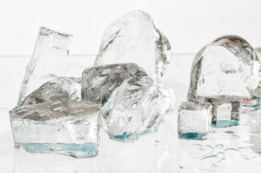 Masadaki buz küpleri.