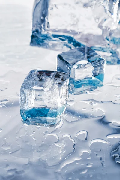Cubitos de hielo en la mesa —  Fotos de Stock
