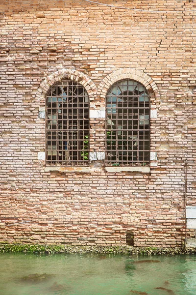 Kőfal ablakokkal — Stock Fotó