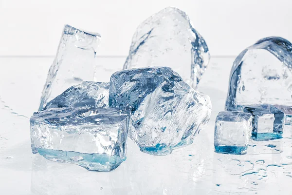 Cubos de gelo na mesa — Fotografia de Stock
