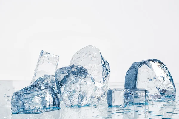 Cubitos de hielo en la mesa —  Fotos de Stock